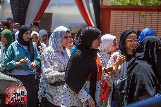 أثناء خروج طلاب الثانوية العامة من لجان الامتحانات بالجيزة أثناء خروج طلاب الثانوية العامة من لجان الامتحانات بالجيزة
