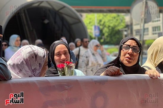فى-انتظار-شقيقتها-وابنة-خالتها-بالورود فى-انتظار-شقيقتها-وابنة-خالتها-بالورود