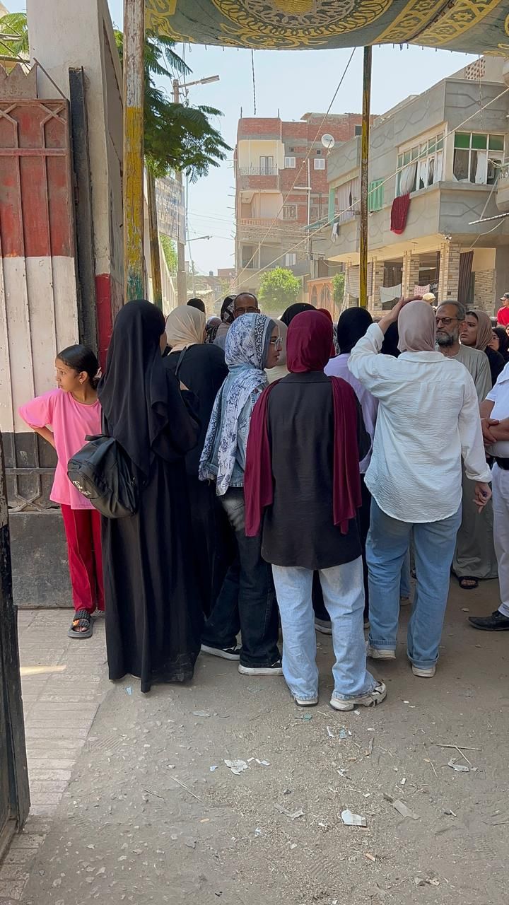 انصراف طالبات الثانوية العامة بعد اداء اللغة الأجنبية الاولي انصراف طالبات الثانوية العامة بعد اداء اللغة الأجنبية الاولي