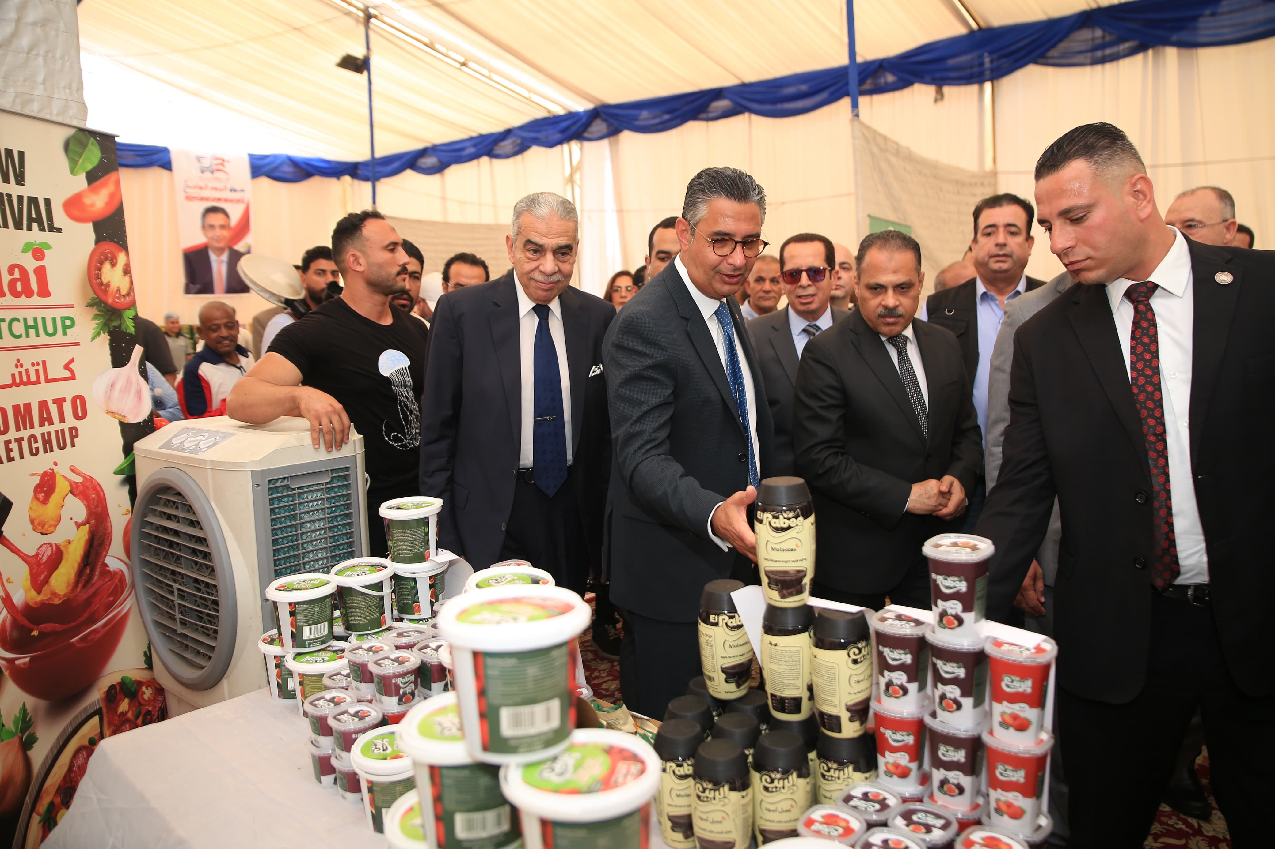 خلال افتتاح وزير التموين ومحافظ الشرقية سوق اليوم الواحد بمدينة العاشر من رمضان خلال افتتاح وزير التموين ومحافظ الشرقية سوق اليوم الواحد بمدينة العاشر من رمضان