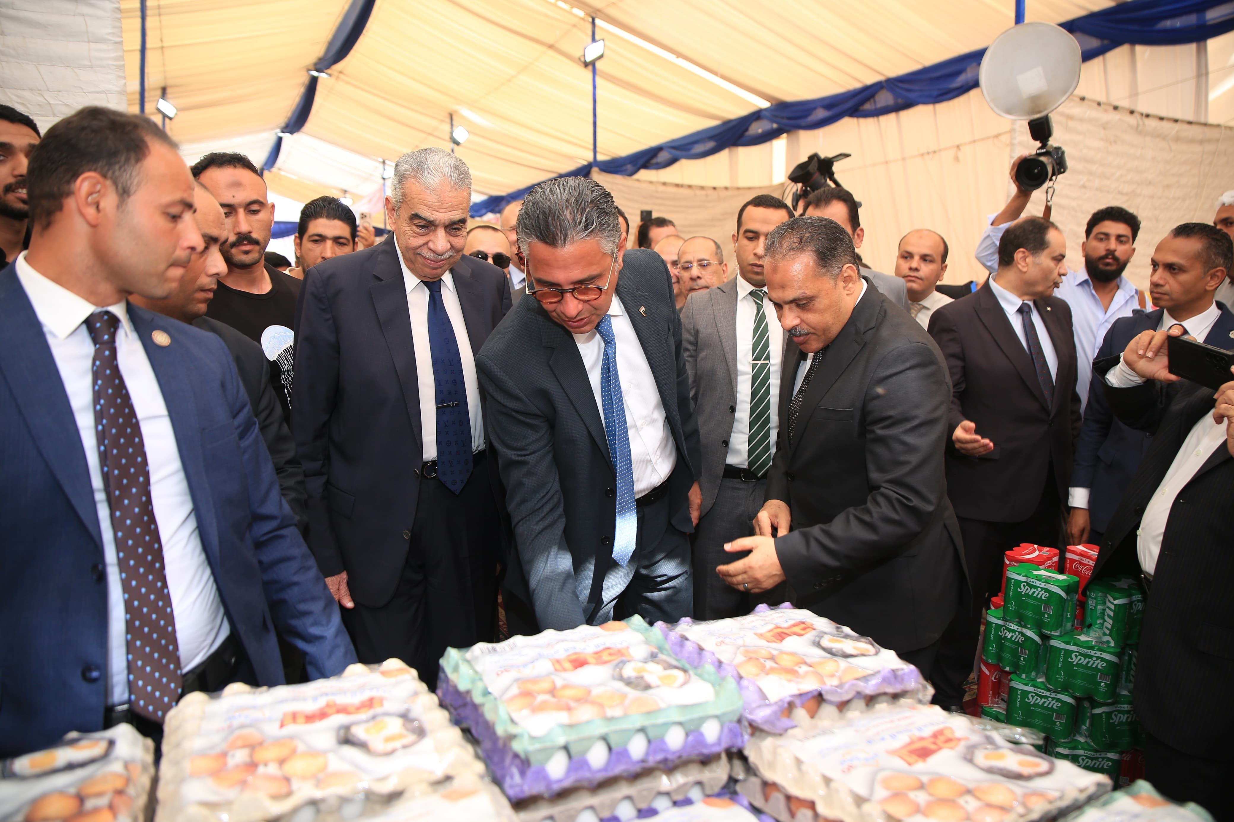 وزير التموين يتفقد سوق اليوم الواحد بالعاشر من رمضان