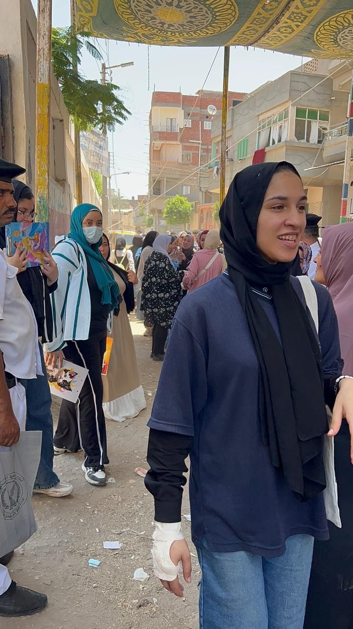 سعادة طالبات الثانوية العامة بعد أداء اللغة الأجنبية الأولي سعادة طالبات الثانوية العامة بعد أداء اللغة الأجنبية الأولي