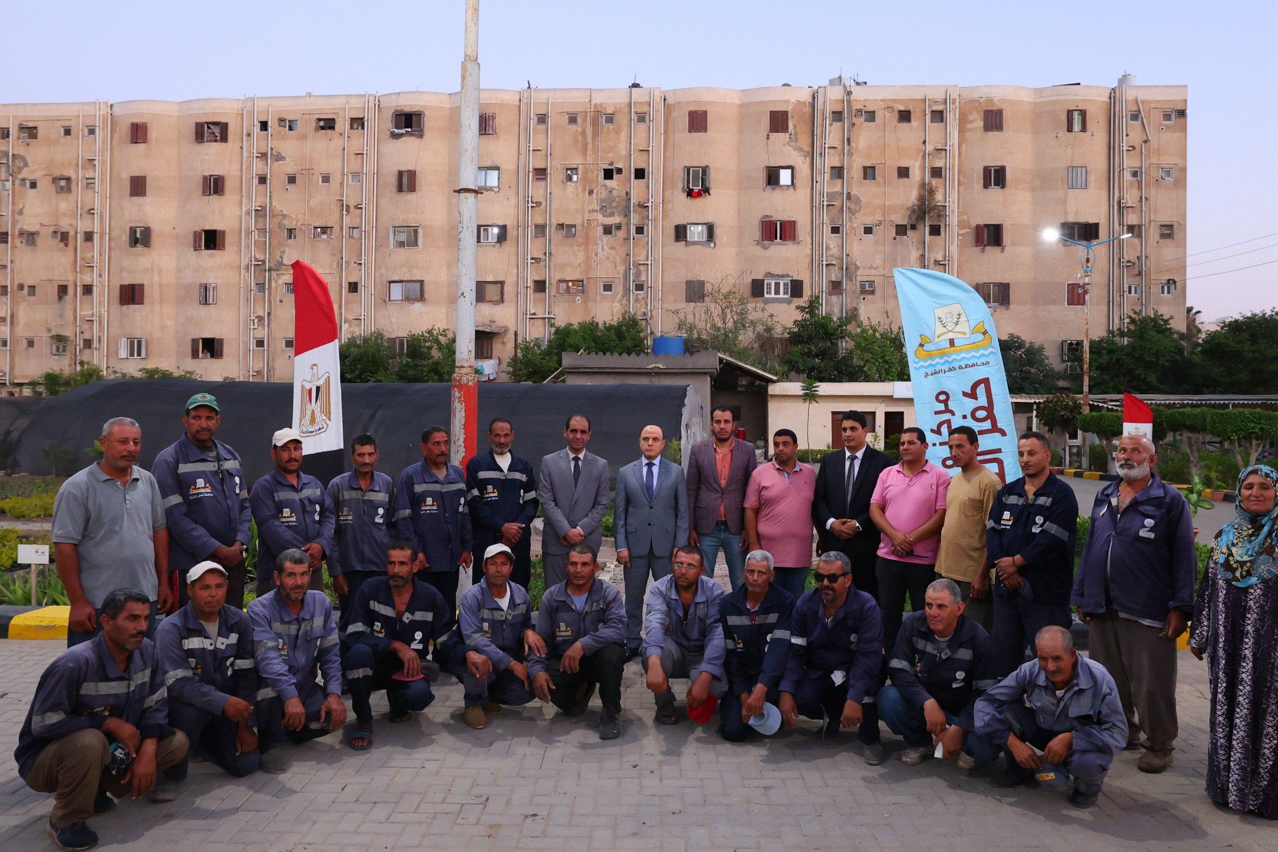 محافظ كفر الشيخ مع العمال محافظ كفر الشيخ مع العمال