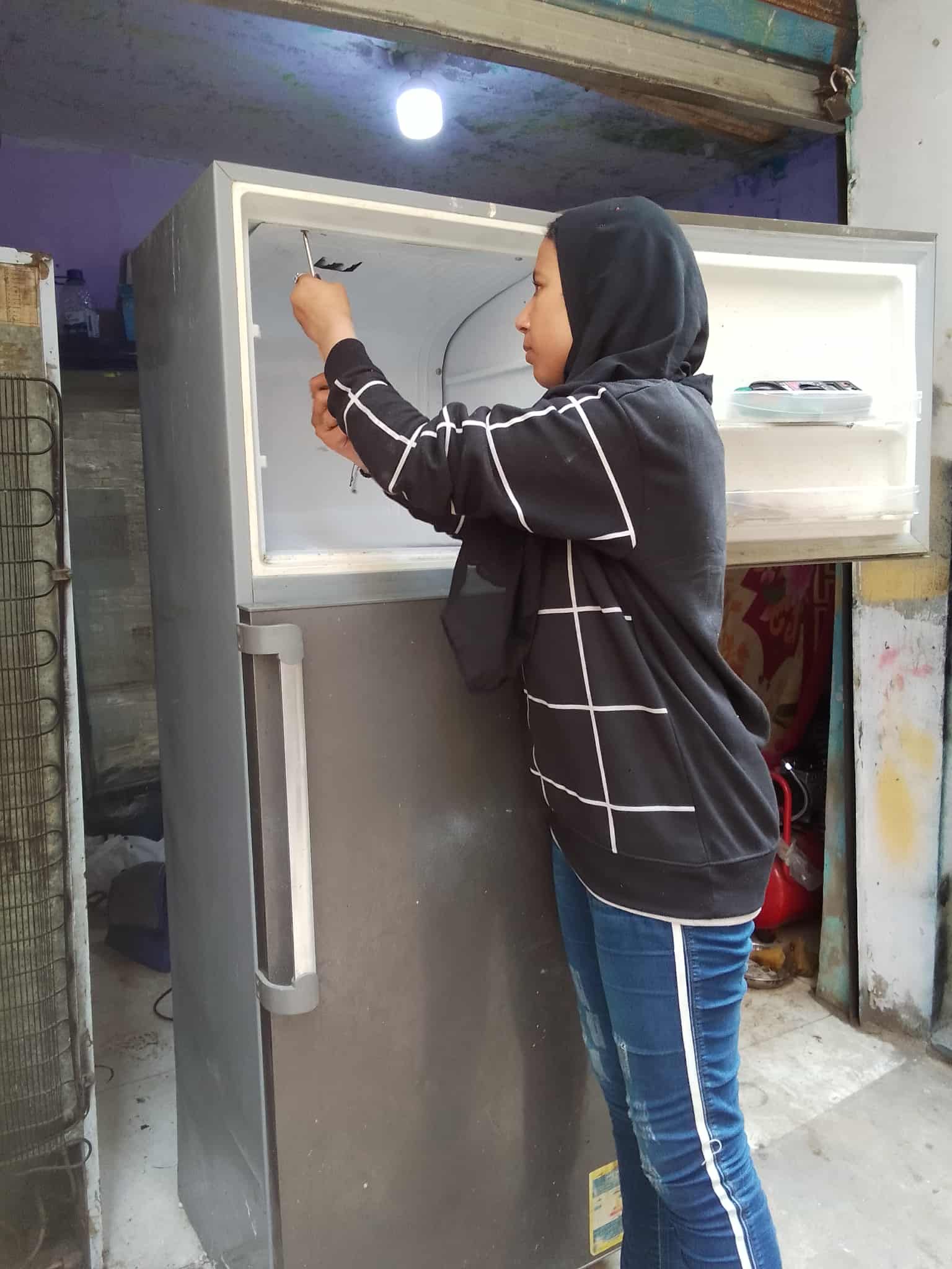 طالبة بالمحلة تتقن صيانة الثلاجات وتدهش الجميع طالبة بالمحلة تتقن صيانة الثلاجات وتدهش الجميع