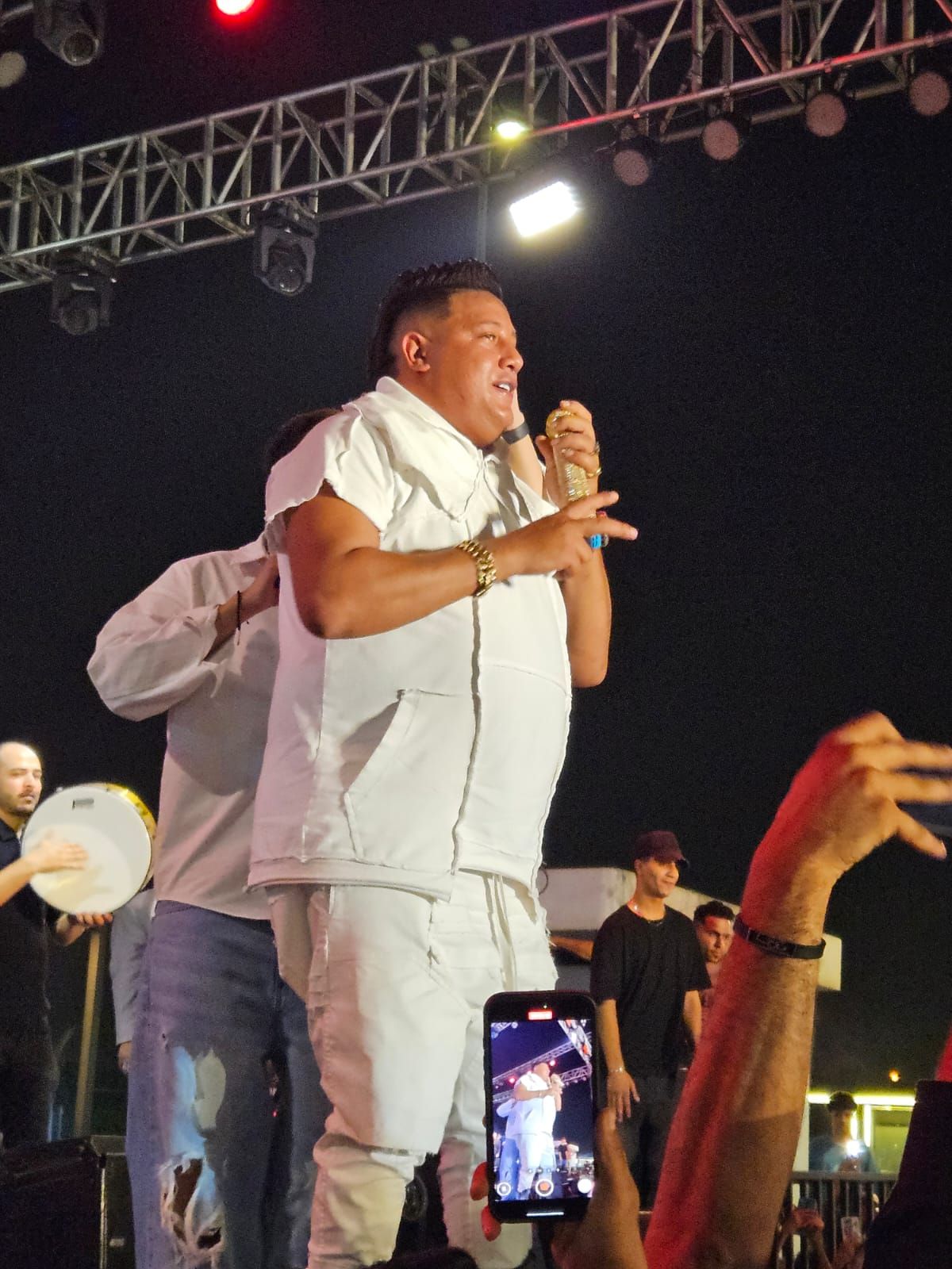 حمو بيكا يحتفل مع الجمهور بذكرى ثورة 30 يونيو ويشعل الشماريخ أثناء غنائه (3) حمو بيكا يحتفل مع الجمهور بذكرى ثورة 30 يونيو ويشعل الشماريخ أثناء غنائه (3)