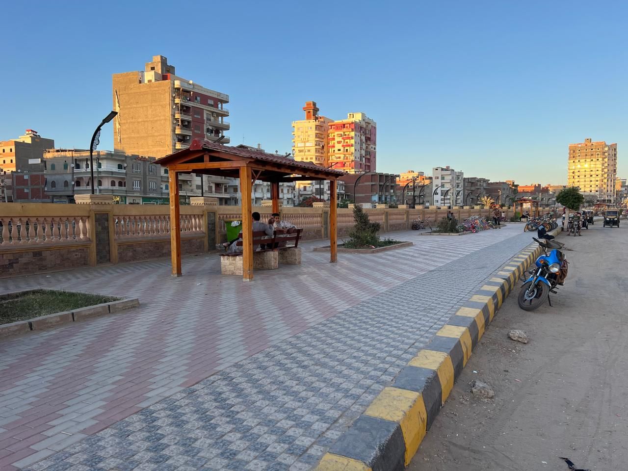 المرحلة الثانية من الكورنيش علي مياه البحر الصغير المرحلة الثانية من الكورنيش علي مياه البحر الصغير