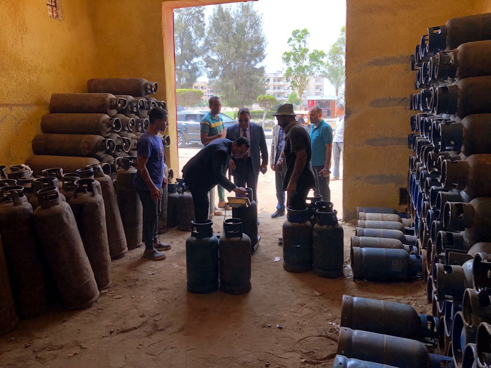 جانب من جولة المحافظ على مستودع أنابيب (2) جانب من جولة المحافظ على مستودع أنابيب (2)