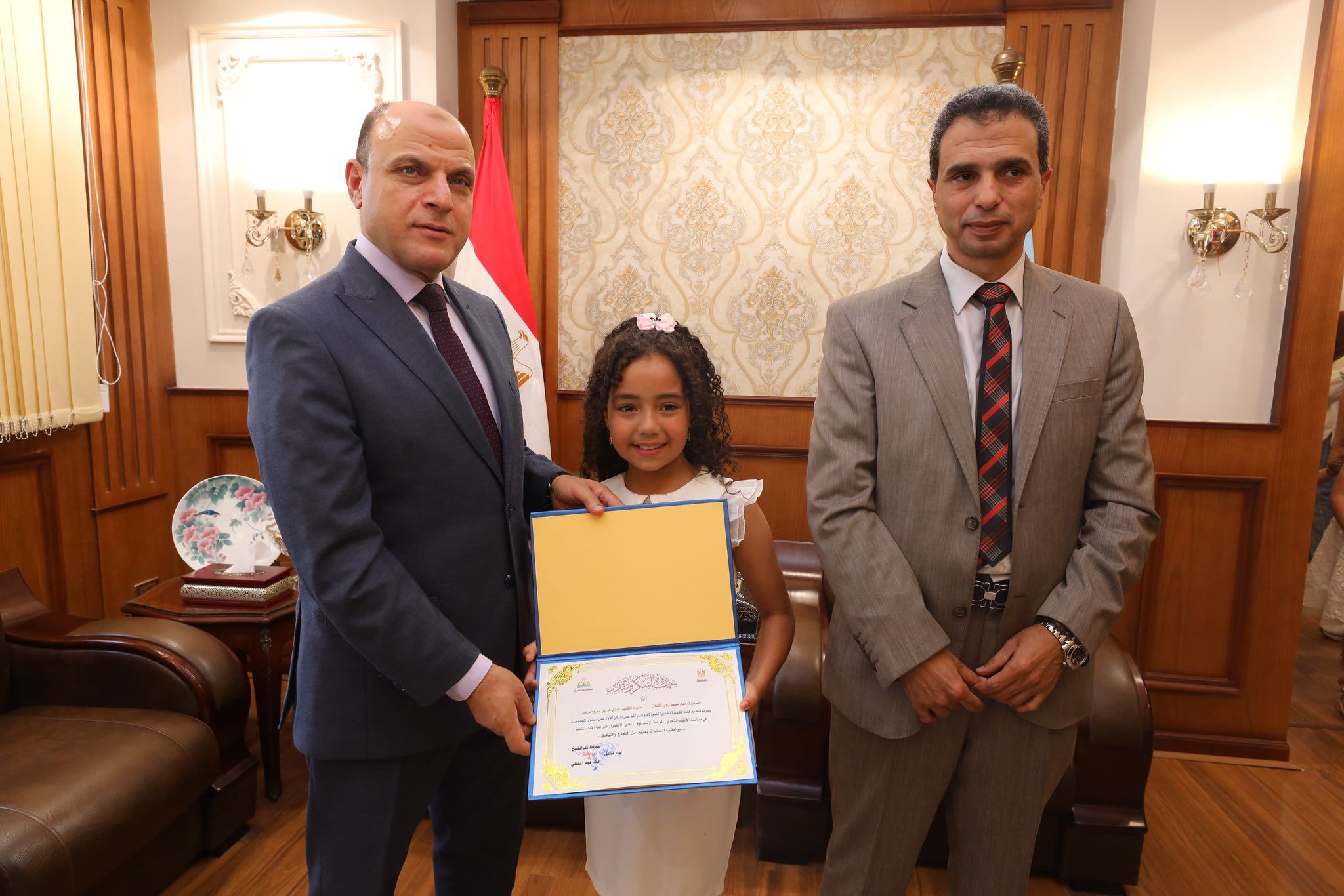 محافظ كفر الشيخ يكرم طفلة محافظ كفر الشيخ يكرم طفلة