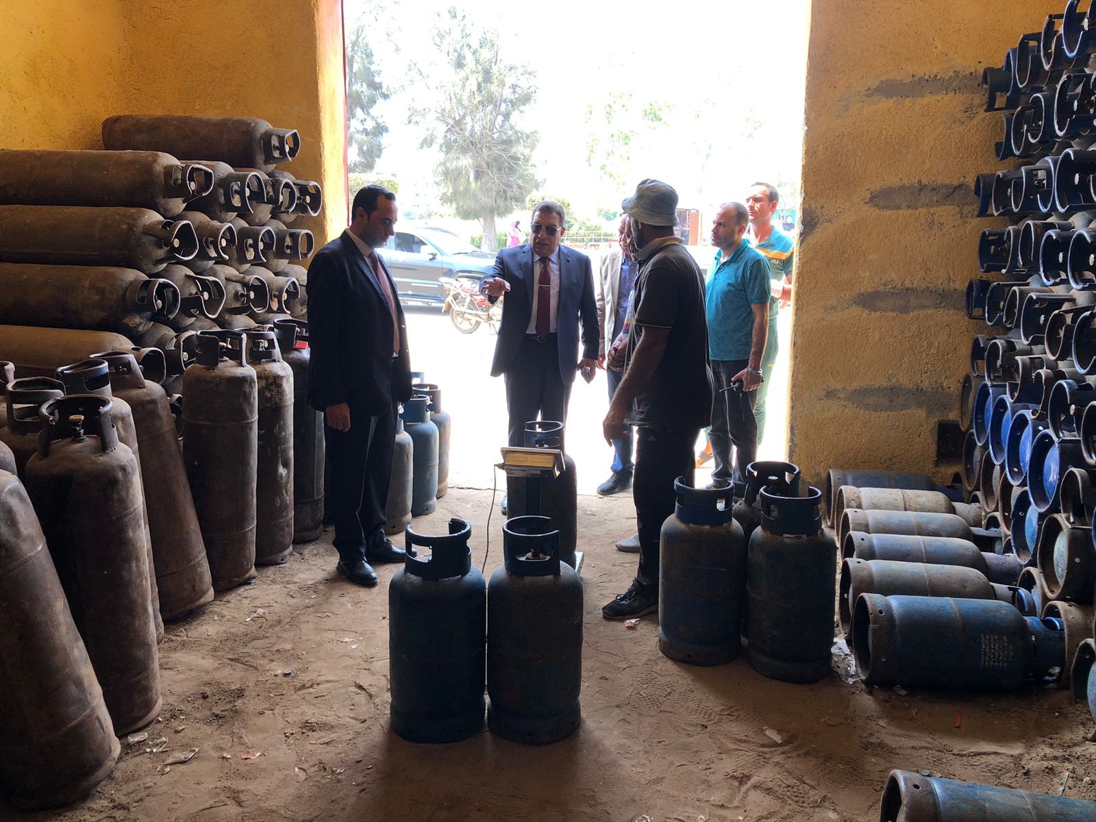 جانب من جولة المحافظ على مستودع أنابيب (1) جانب من جولة المحافظ على مستودع أنابيب (1)