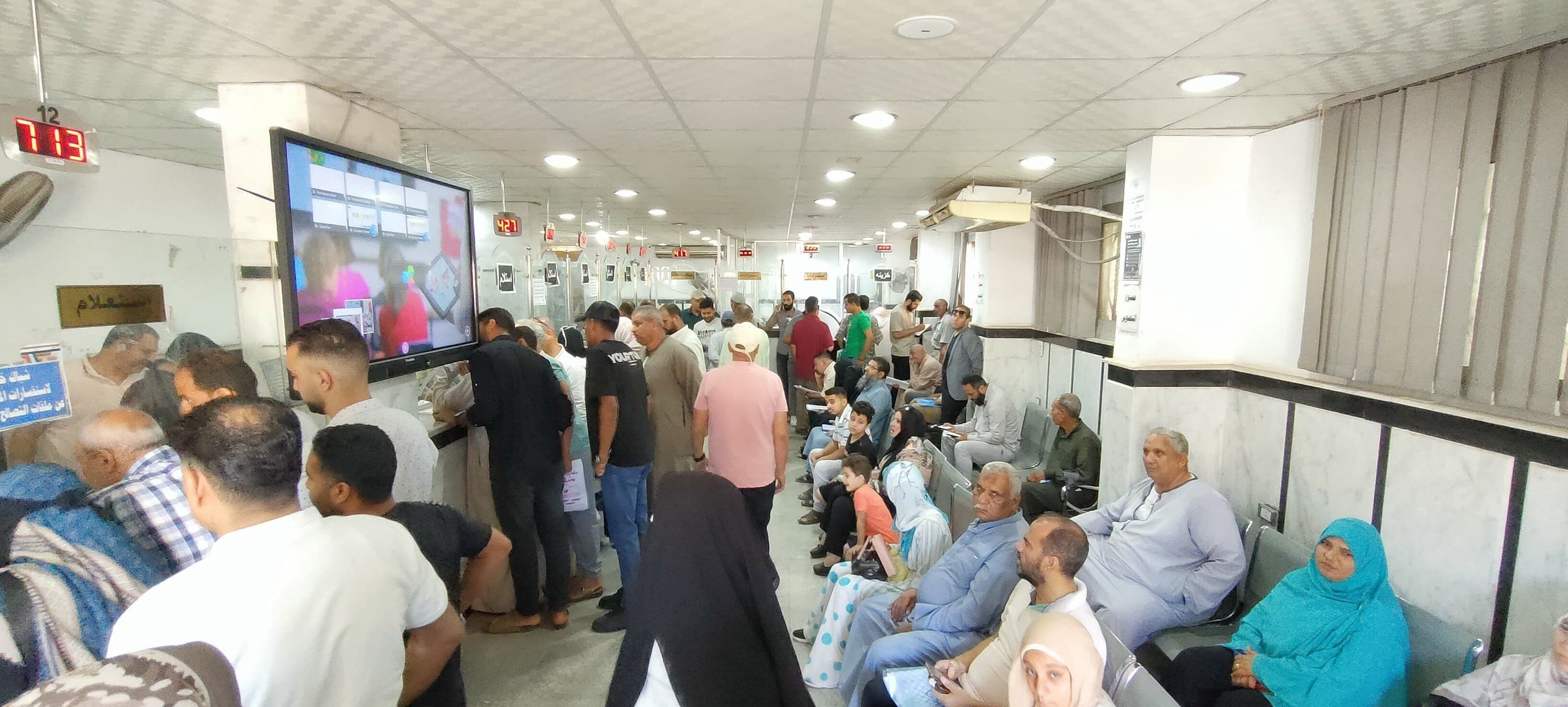 جانب من التوافد على المركز التكنولبوجية لقتين أوضاعهم جانب من التوافد على المركز التكنولبوجية لقتين أوضاعهم