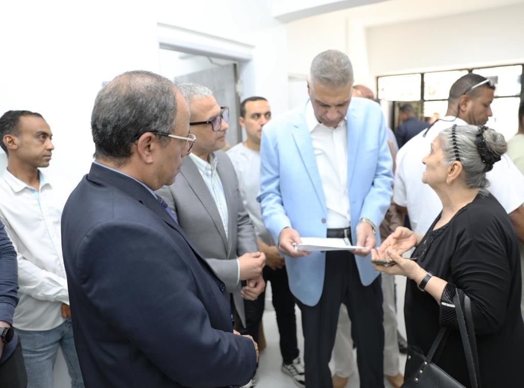 محافظ أسوان مع المواطنين محافظ أسوان مع المواطنين