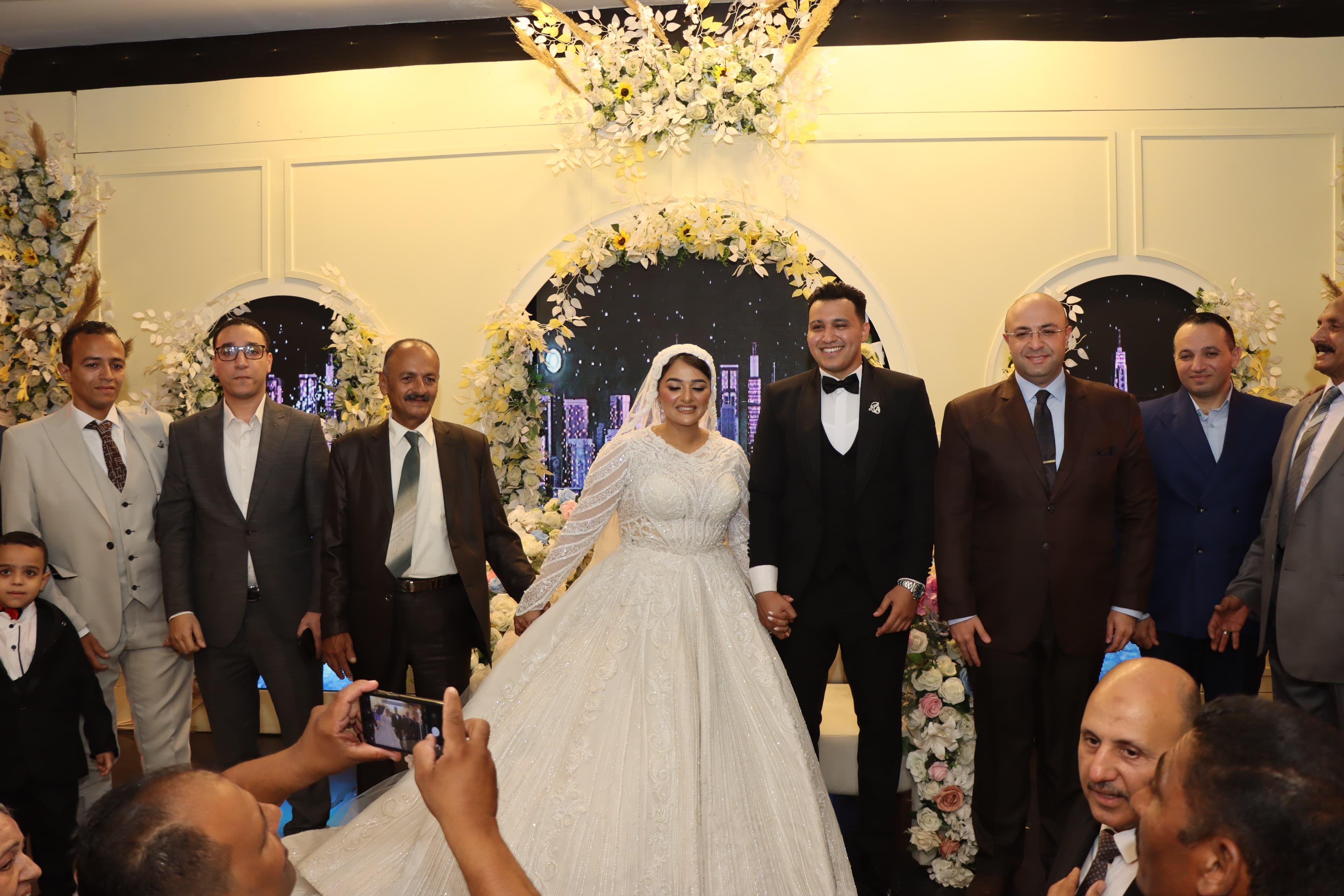 محافظ بني سويف يهنىء العروسين محافظ بني سويف يهنىء العروسين