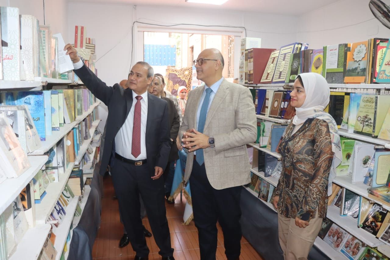 خلال تفقد المكتبة خلال تفقد المكتبة