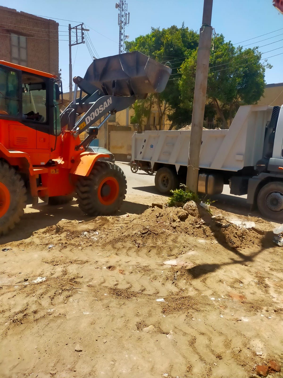 رفع أطنان أتربة ومخلفات صلبة في حملات نظافة مكثفة بمدينة إسنا رفع أطنان أتربة ومخلفات صلبة في حملات نظافة مكثفة بمدينة إسنا
