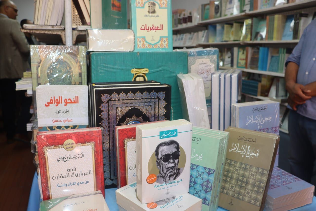الكتب بالمكتبة الكتب بالمكتبة