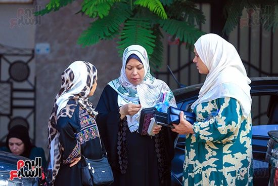 اولياء الامور في انتظار دخول ابنائهم للامتحان (5) اولياء الامور في انتظار دخول ابنائهم للامتحان (5)