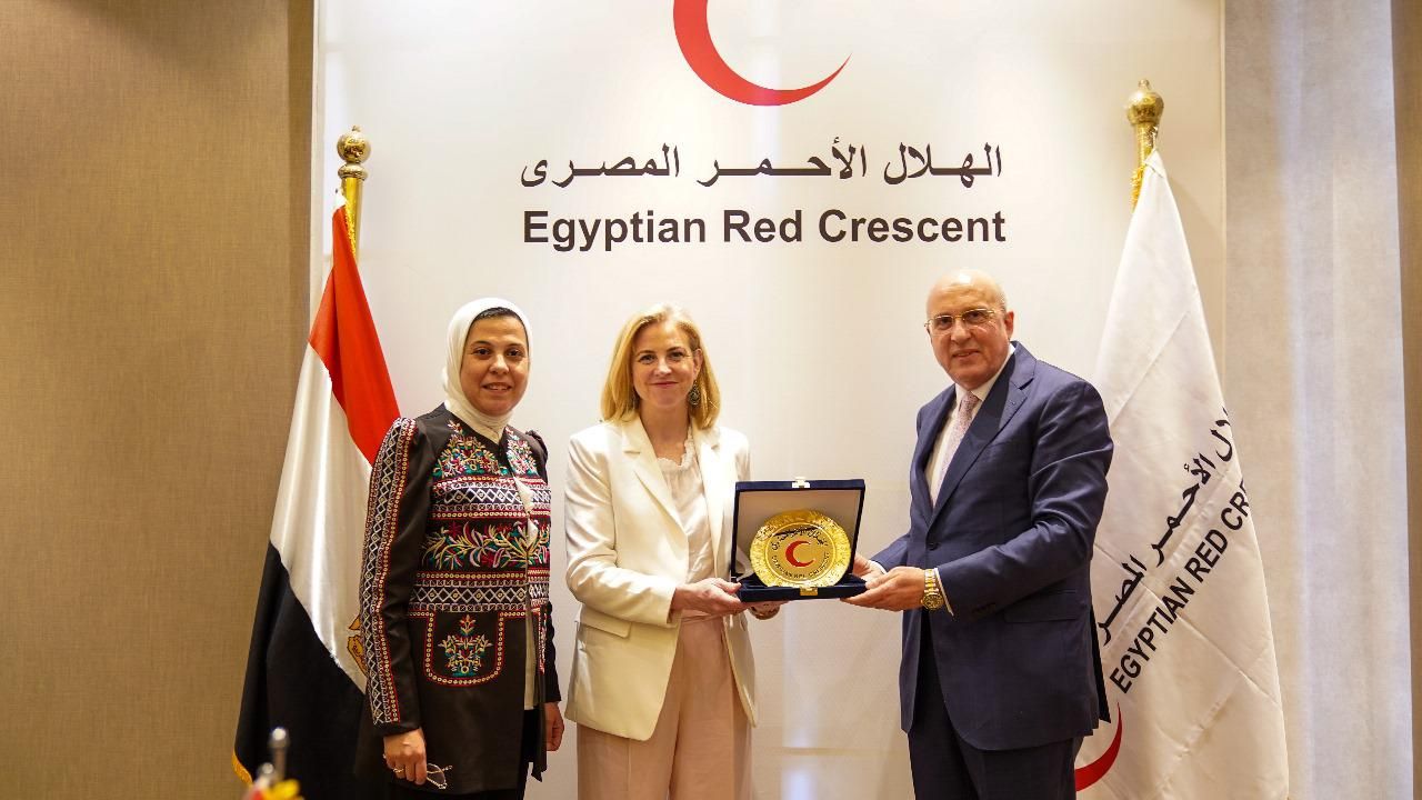 الهلال الأحمر المصري يستقبل وزيرة خارجية النمسا