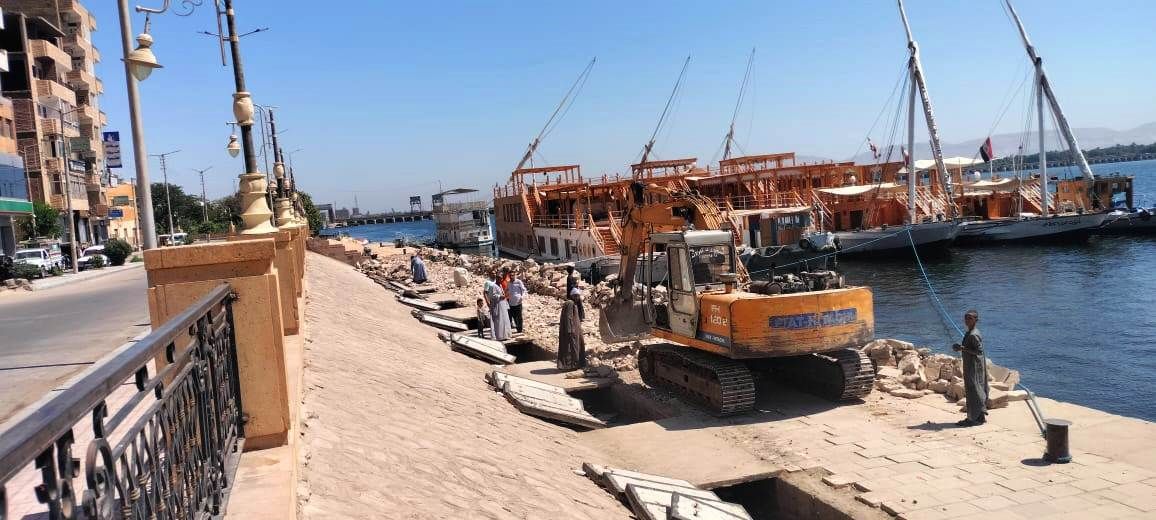 عمليات بدء المرحلة الأولى لتطوير الممشي السياحى والكورنيش بطول 550 متر