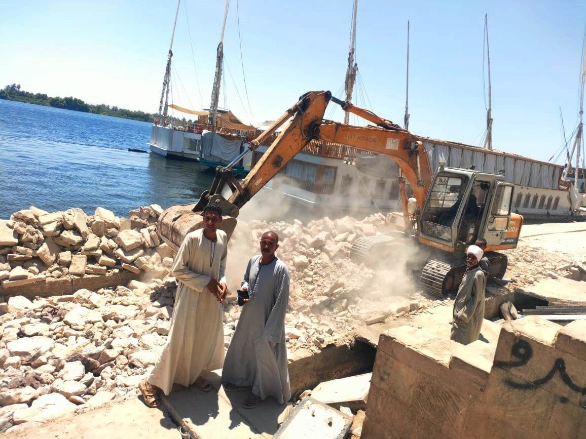 العمال خلال بدء تطوير كورنيش إسنا والممشي