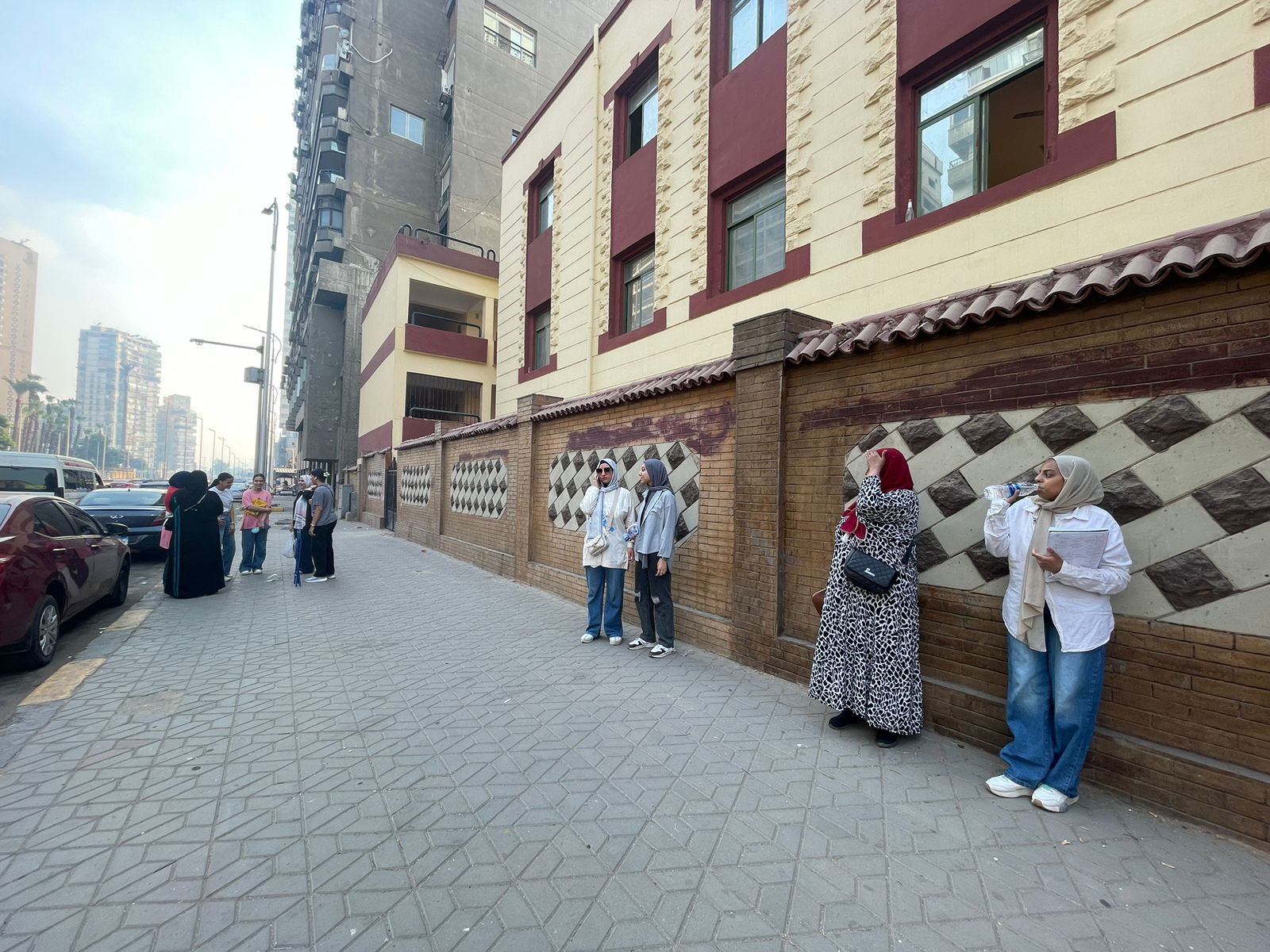 الطلاب ينتظرون فتح اللجان