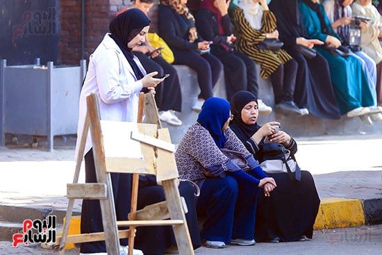 اولياء الامور في انتظار دخول ابنائهم للامتحان (6) اولياء الامور في انتظار دخول ابنائهم للامتحان (6)