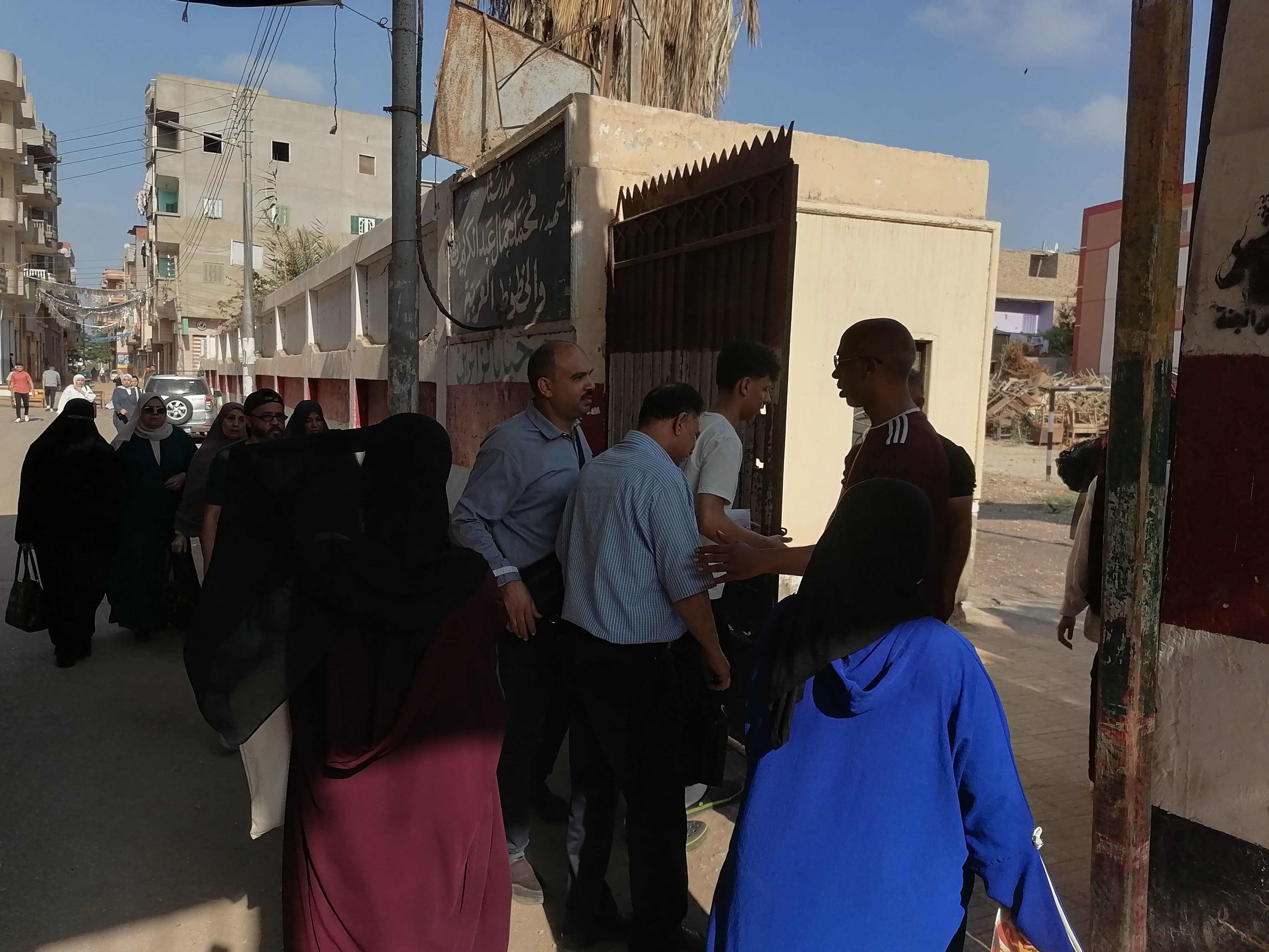 بدء دخول المراقبين للجان