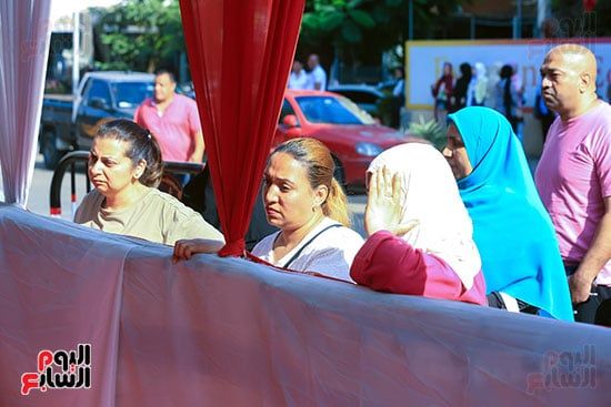 اولياء الامور في انتظار دخول الطلبة (2) اولياء الامور في انتظار دخول الطلبة (2)