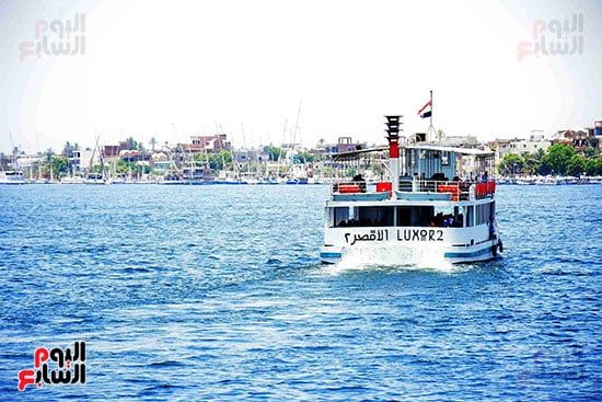 المعدية-الأقصر-2-فى-رحلتها-بين-الشرق-والغرب-فى-النيل