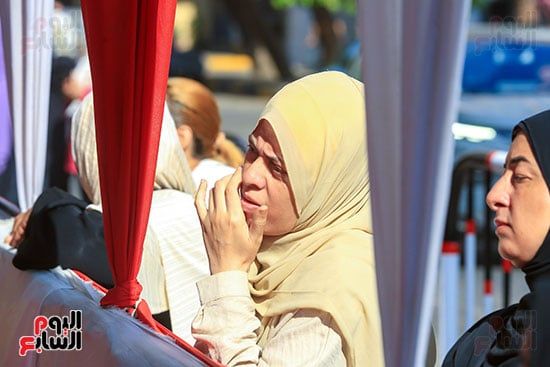 انتظار الامهات لمؤازرة ابنائهم في امتحان الكيمياء انتظار الامهات لمؤازرة ابنائهم في امتحان الكيمياء