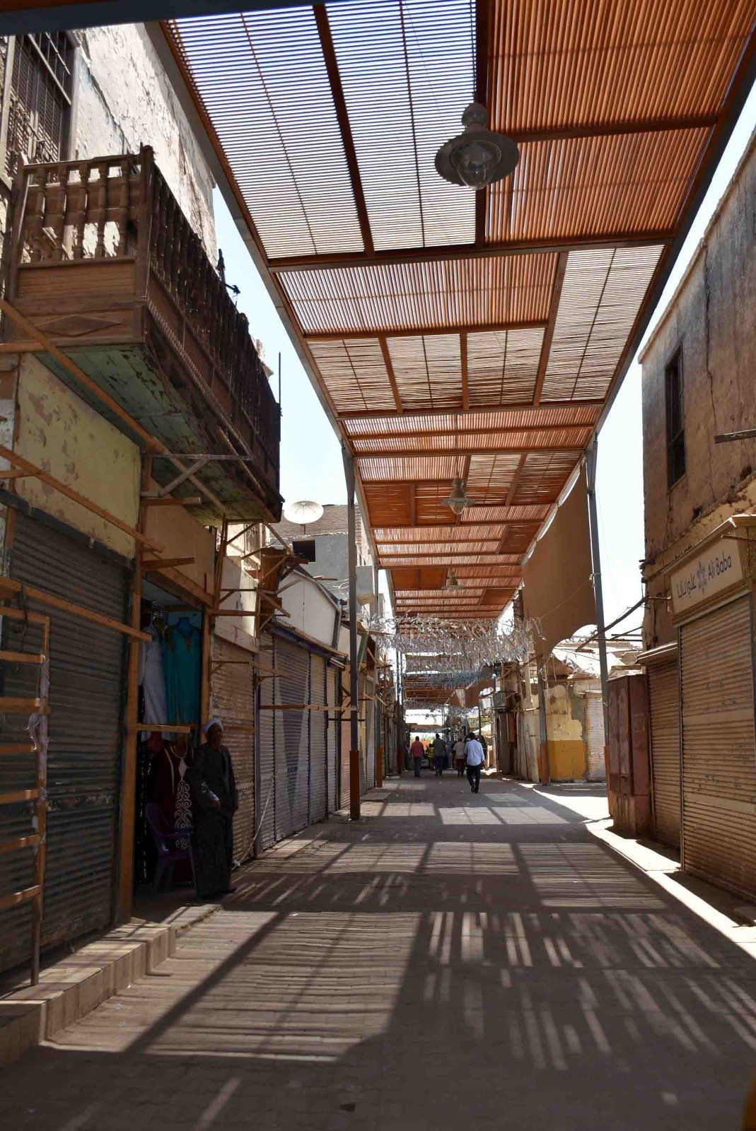 رفع كفاءة منطقة البازارات السياحية فى إسنا