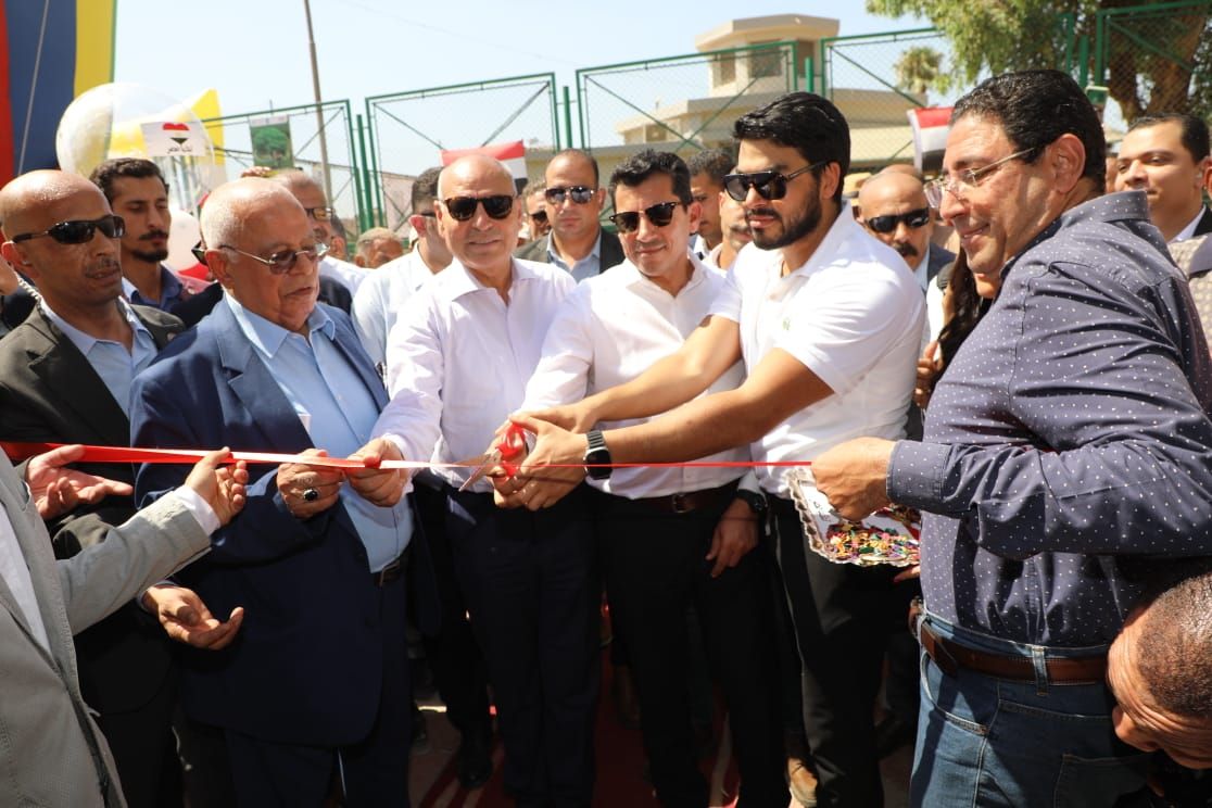 محافظ القاهرة ووزير الشباب والرياضة خلال الافتتاح (2) محافظ القاهرة ووزير الشباب والرياضة خلال الافتتاح (2)