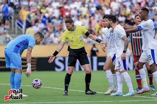 لاعبى الهلال مع حكم المباراة لاعبى الهلال مع حكم المباراة