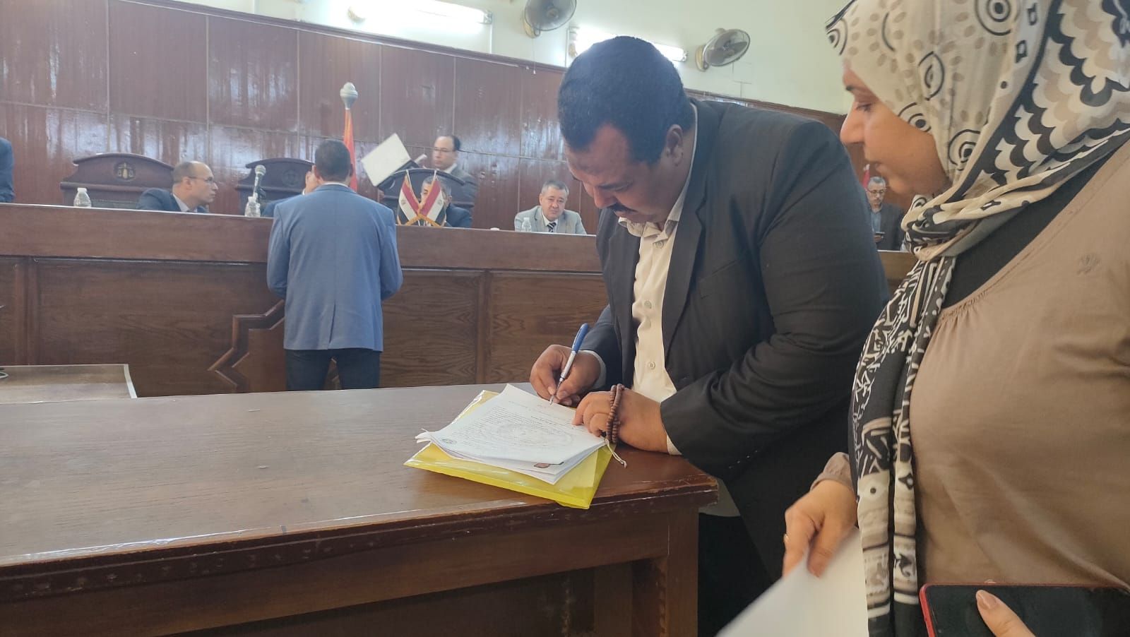 مرشح يقوم بإستكمال الأوراق مرشح يقوم بإستكمال الأوراق