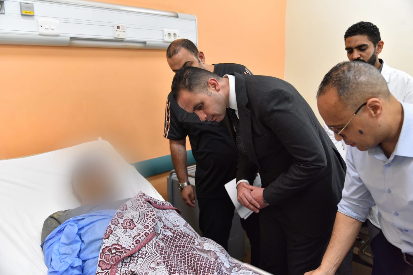 متابعة الحالة الصحية لمصابى حادث الدائري الإقليمي (5) متابعة الحالة الصحية لمصابى حادث الدائري الإقليمي (5)