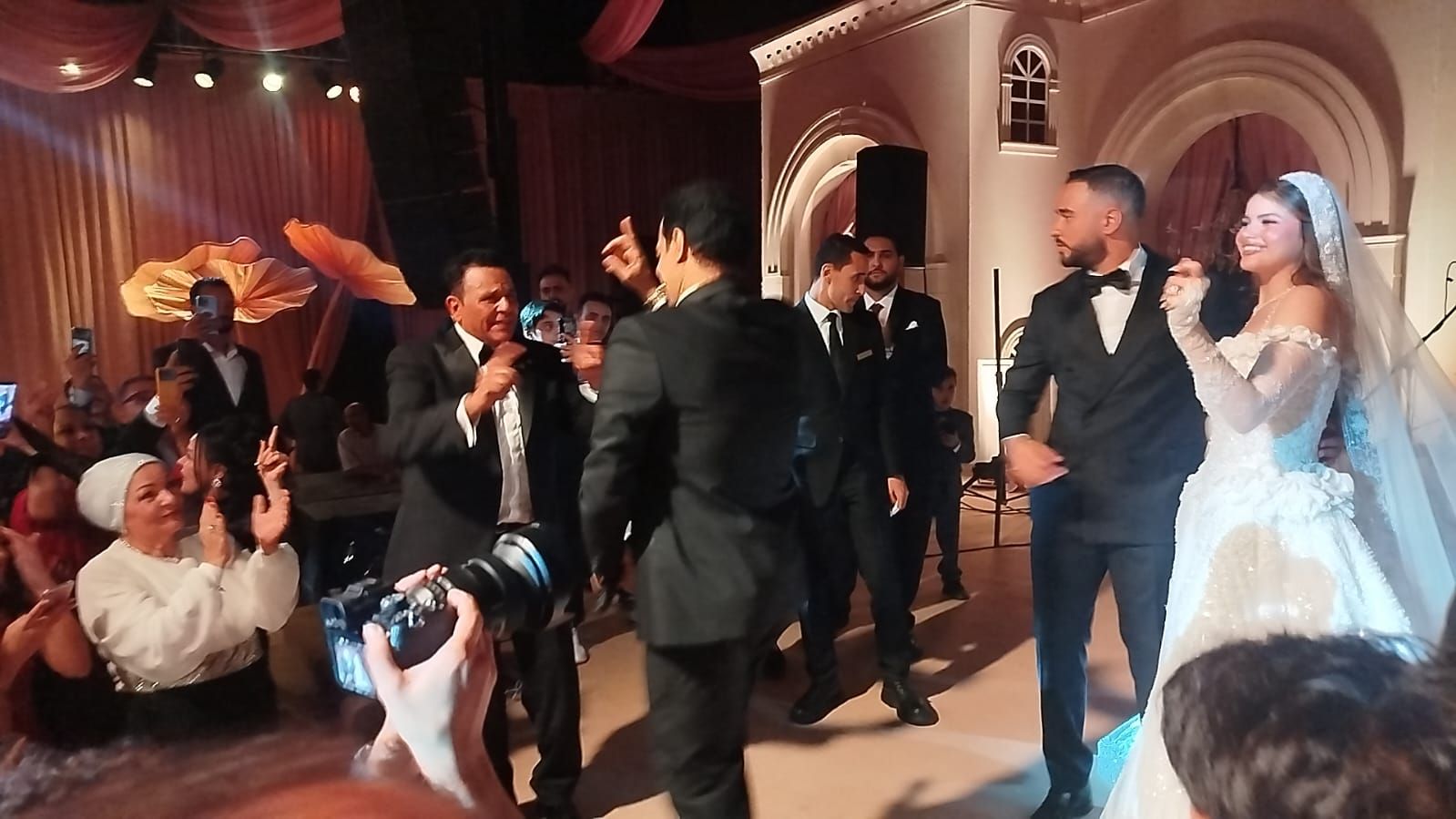 ايهاب توفيق يرقص فى فرح ابنة محمد فؤاد ايهاب توفيق يرقص فى فرح ابنة محمد فؤاد