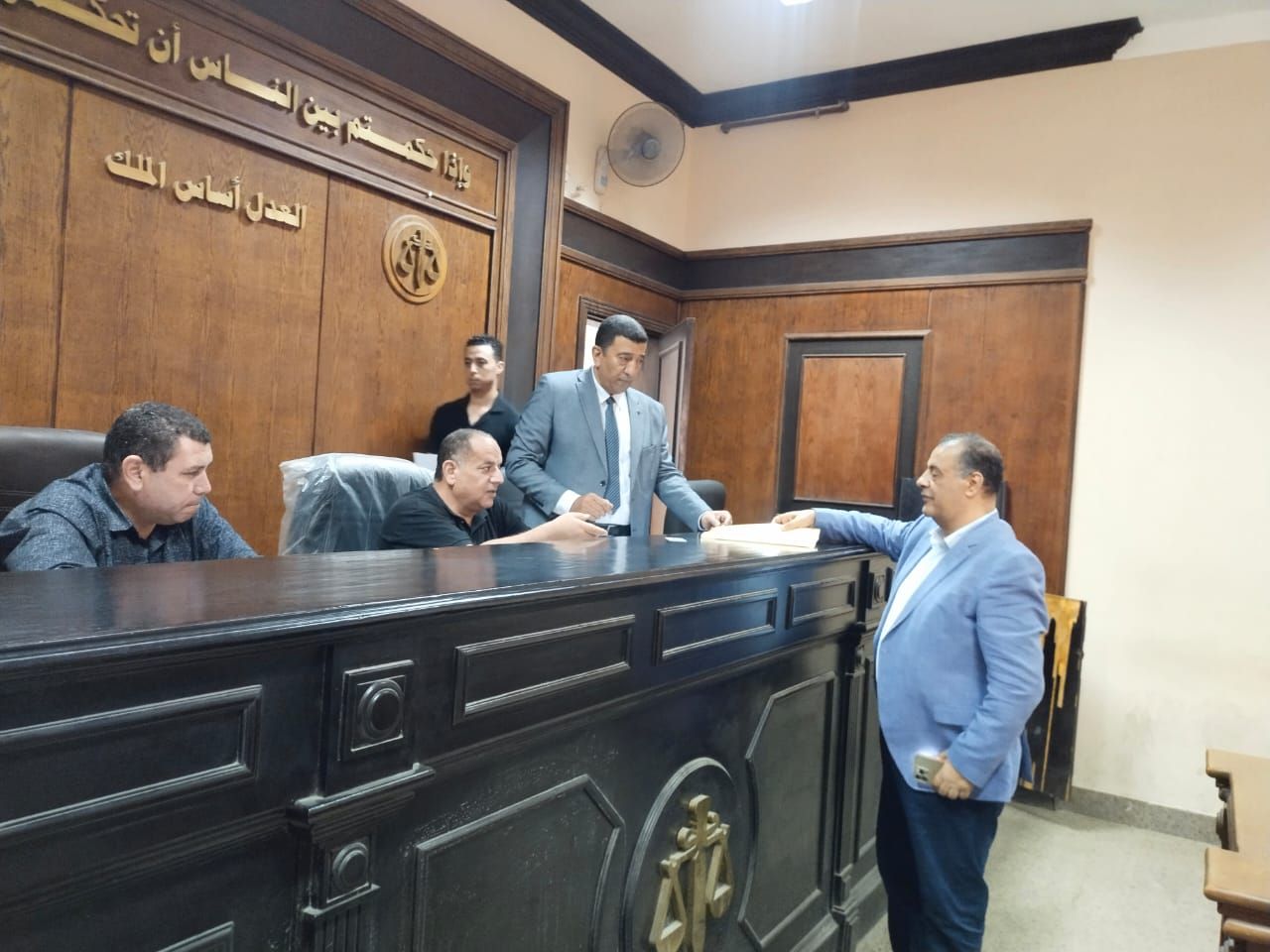 المرشحين يتقدمون بأوراقهم المرشحين يتقدمون بأوراقهم
