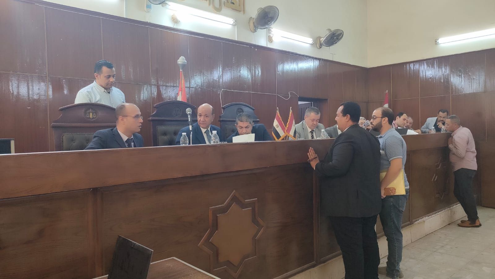 رئيس المحكمة بتسلم أوراق الترشح رئيس المحكمة بتسلم أوراق الترشح