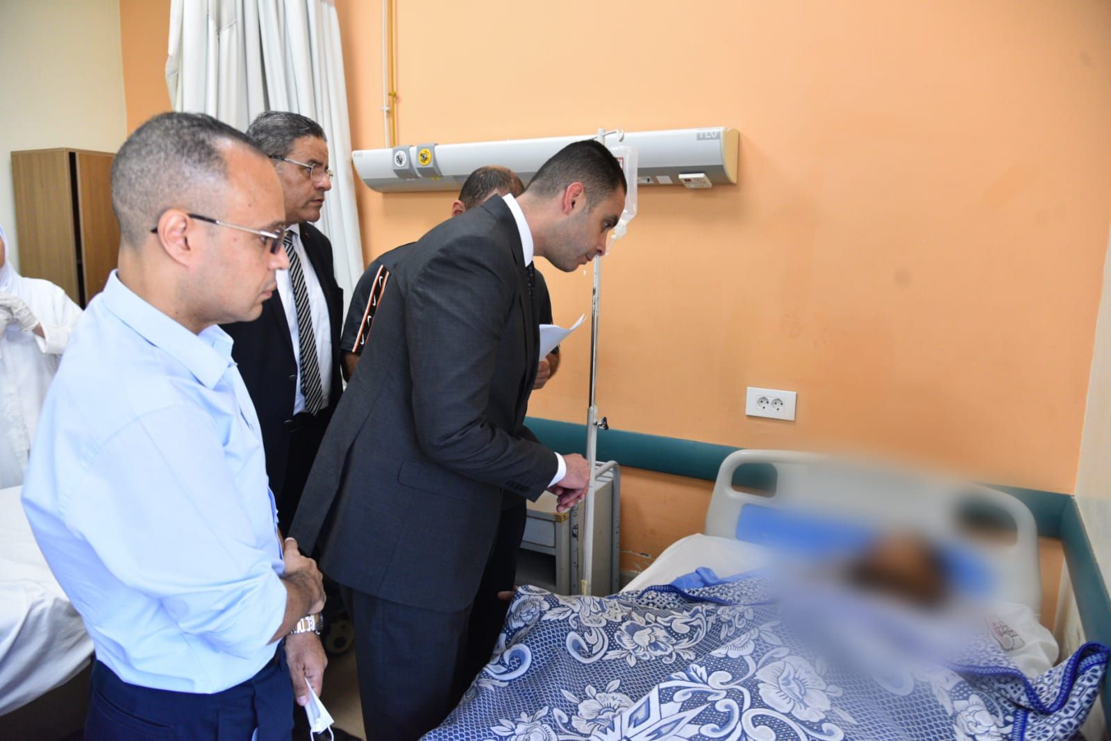 متابعة الحالة الصحية لمصابى حادث الدائري الإقليمي (3) متابعة الحالة الصحية لمصابى حادث الدائري الإقليمي (3)