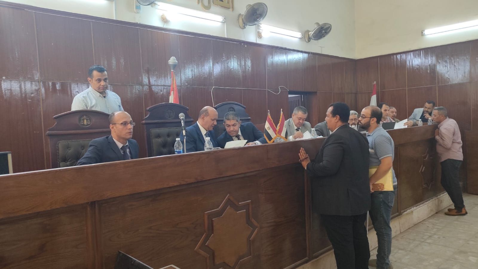 مراجعة الأوراق مع رئيس المحكمة مراجعة الأوراق مع رئيس المحكمة