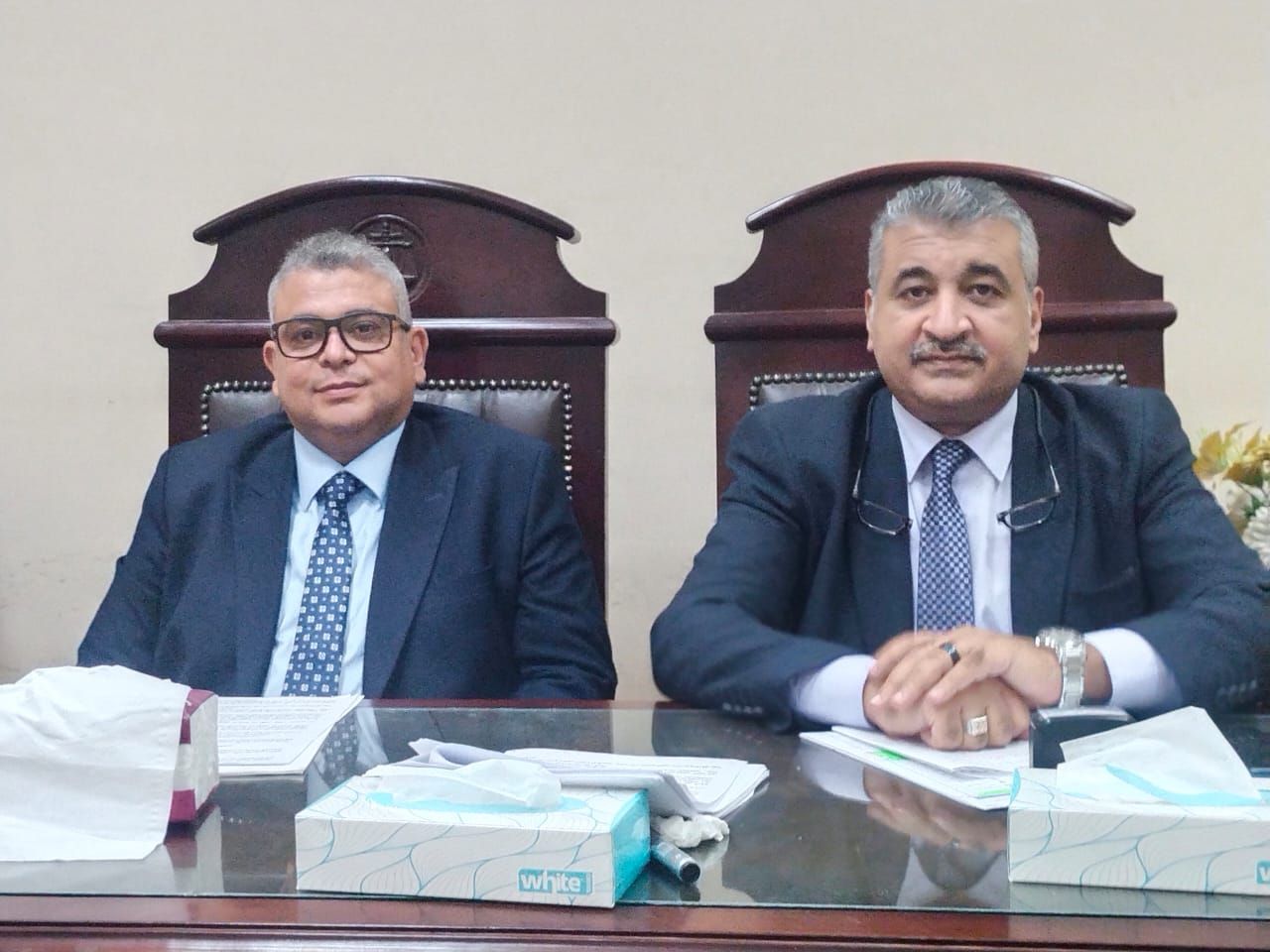المستشار خالد خضر رئيس المحكمة والمستشار شفيق أبو النجار مساعد رئيس المحكمة المستشار خالد خضر رئيس المحكمة والمستشار شفيق أبو النجار مساعد رئيس المحكمة