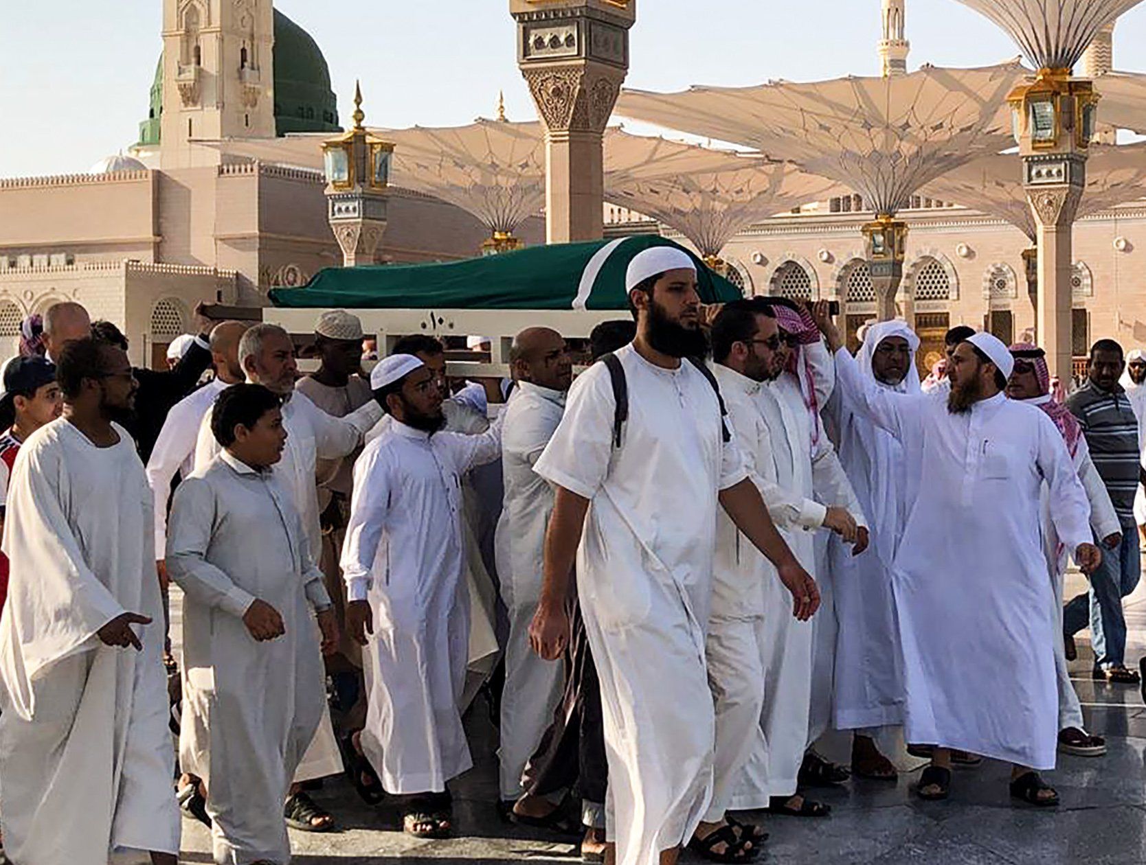 صور من تشييع زين العابدين بن علي في المدينة المنورة