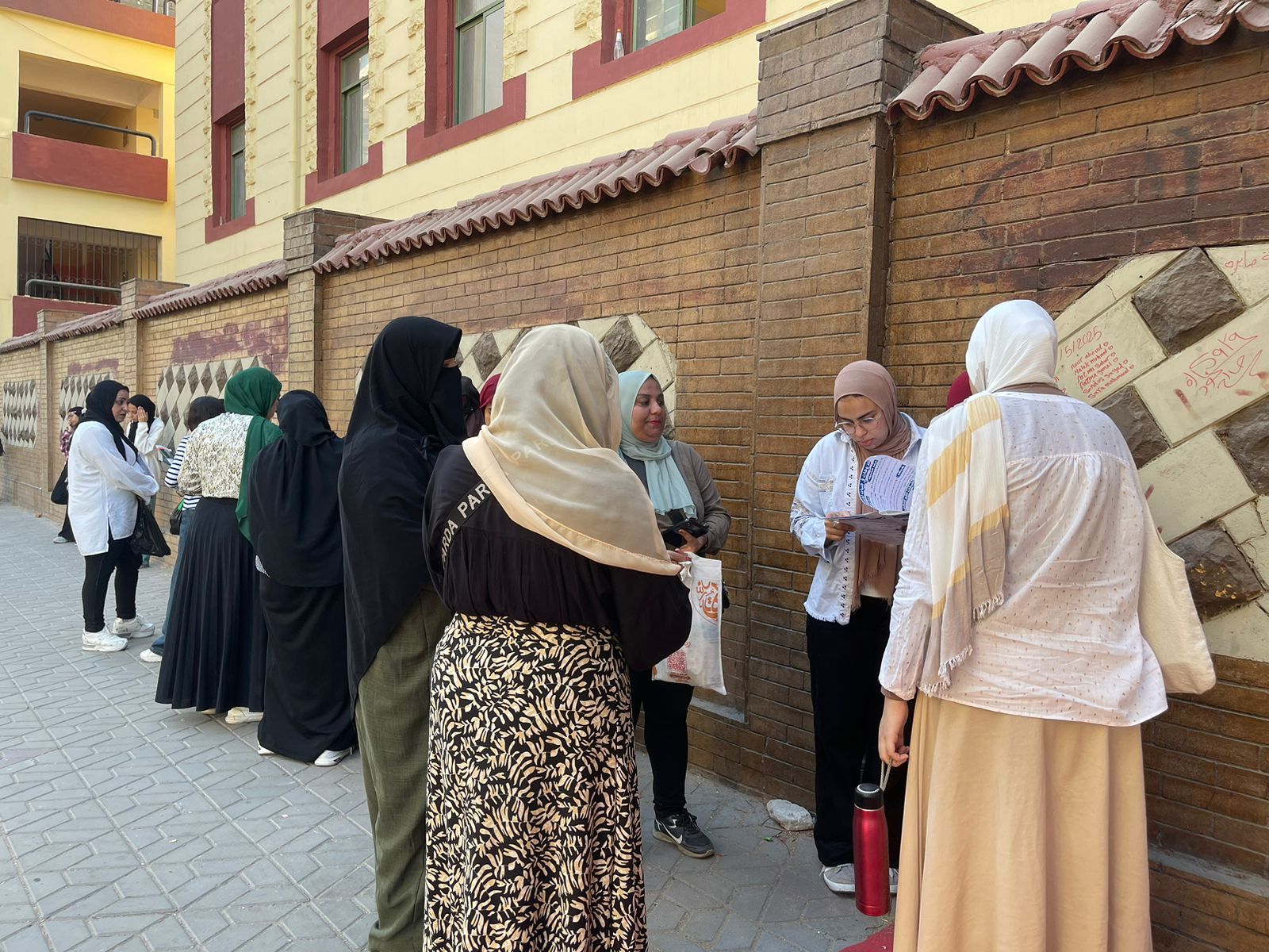 أولياء الأمور يدعمن أبناءهن فى محيط لجان الثانوية العامة أولياء الأمور يدعمن أبناءهن فى محيط لجان الثانوية العامة