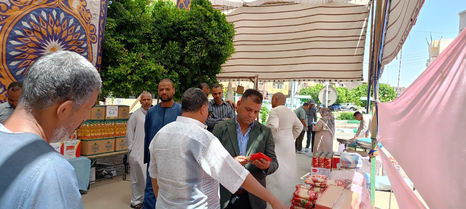 رصد توفير السلع بأسعار مخفضة فى سوق اليوم الواحد رصد توفير السلع بأسعار مخفضة فى سوق اليوم الواحد