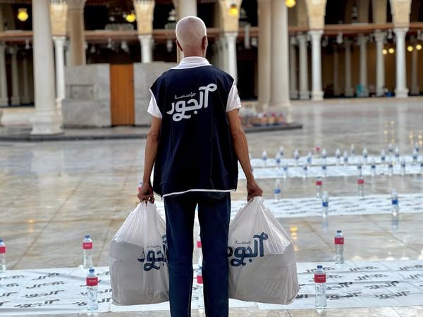 الجود عضو التحالف الوطني توزع 1000 وجبة ساخنة داخل مسجد عمرو بن العاص (1) الجود عضو التحالف الوطني توزع 1000 وجبة ساخنة داخل مسجد عمرو بن العاص (1)