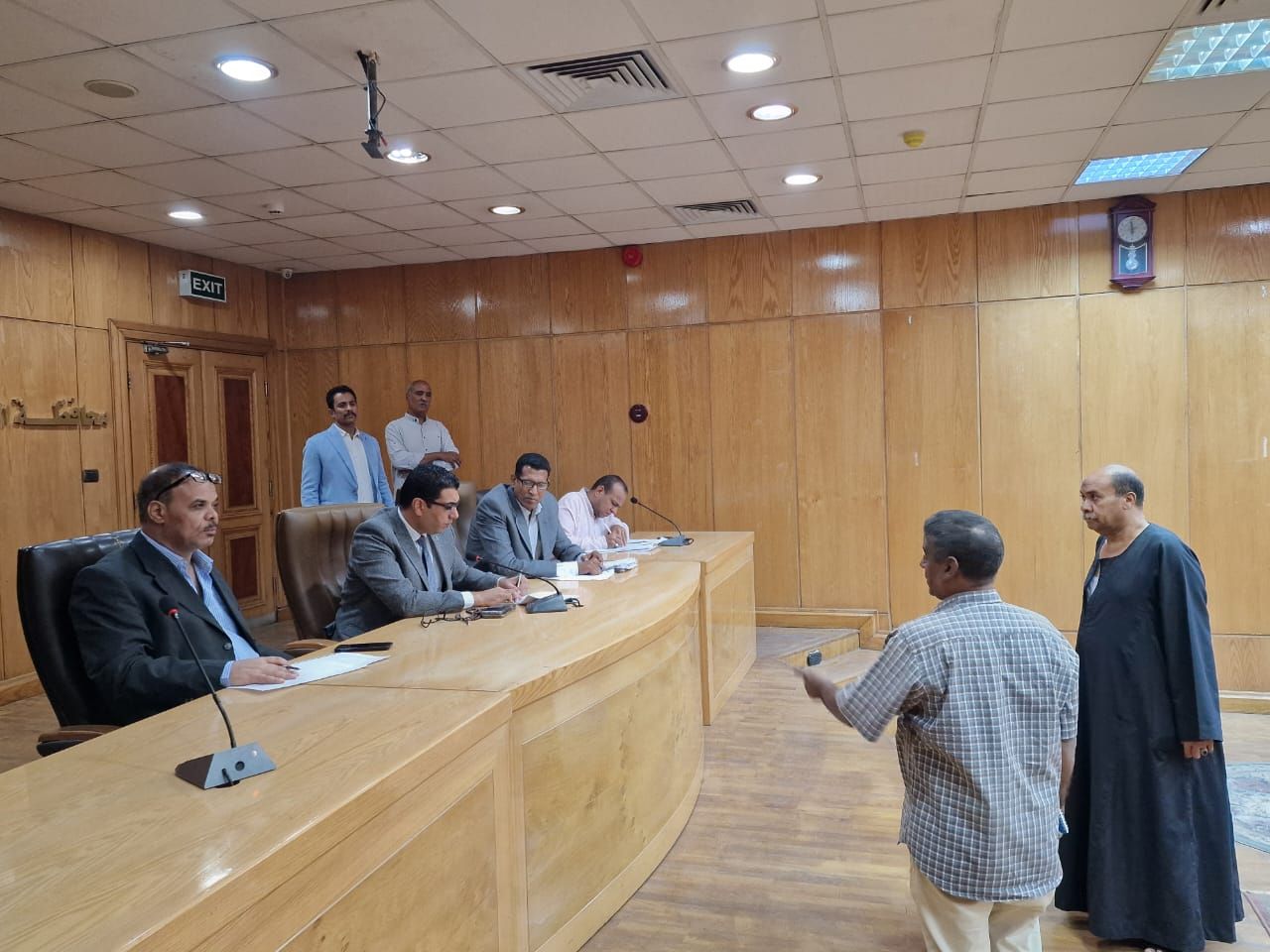 بحث 39 طلباً وشكوى خلال لقاء اليوم المفتوح مع المواطنين بالأقصر