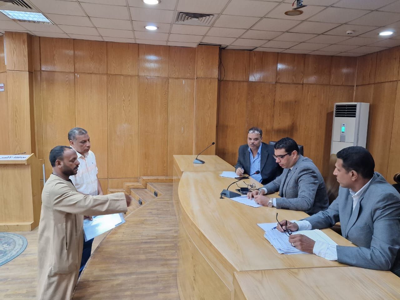 نائب محافظ الأقصر يبحث 39 طلباً وشكوى خلال لقاء اليوم المفتوح