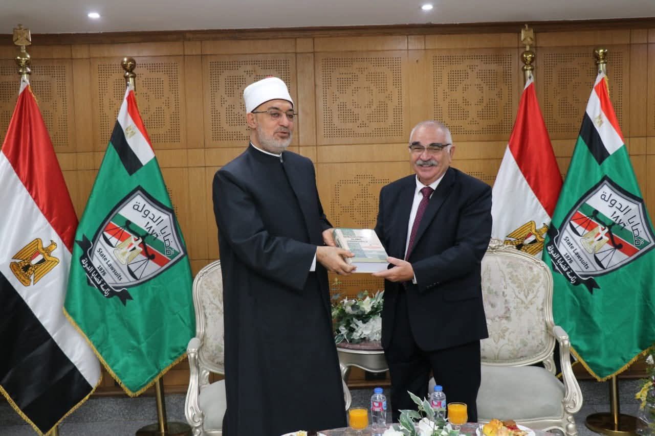 رئيس هيئة قضايا الدولة يستقبل مفتي الجمهورية (1) رئيس هيئة قضايا الدولة يستقبل مفتي الجمهورية (1)