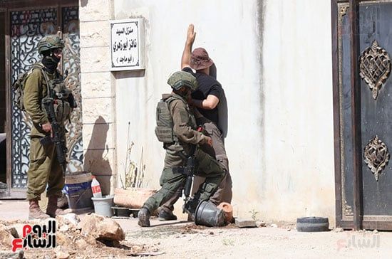 أوقف جنود إسرائيليون فلسطينيا وفتشوه عند حاجز تفتيش أثناء محاولته الوصول إلى منزله لإخلاء ممتلكاته أوقف جنود إسرائيليون فلسطينيا وفتشوه عند حاجز تفتيش أثناء محاولته الوصول إلى منزله لإخلاء ممتلكاته