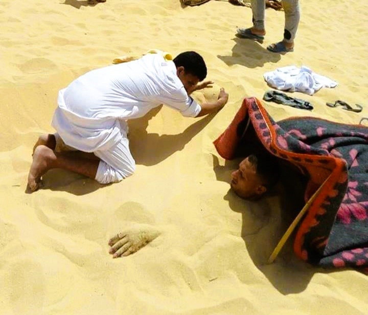 عملية الدفن في الرمال للعلاج - سيوة عملية الدفن في الرمال للعلاج - سيوة
