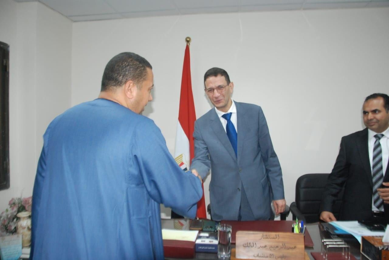 أحد المرشحين خلال التقدم باوراقه للمحكمة أحد المرشحين خلال التقدم باوراقه للمحكمة